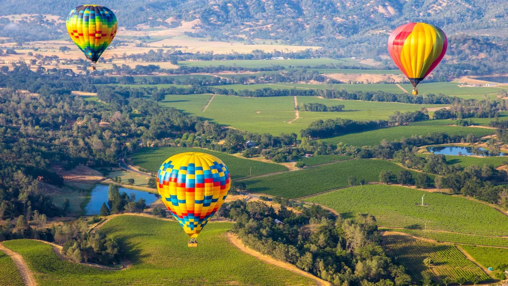 Balões de ar decolam em Pleasant Hill, CA
