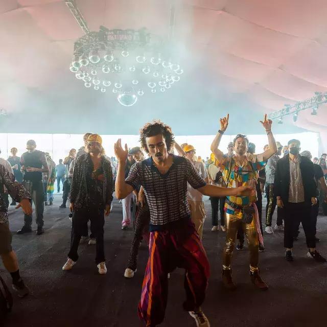Les participants au festival dansent au Portola Music Festival